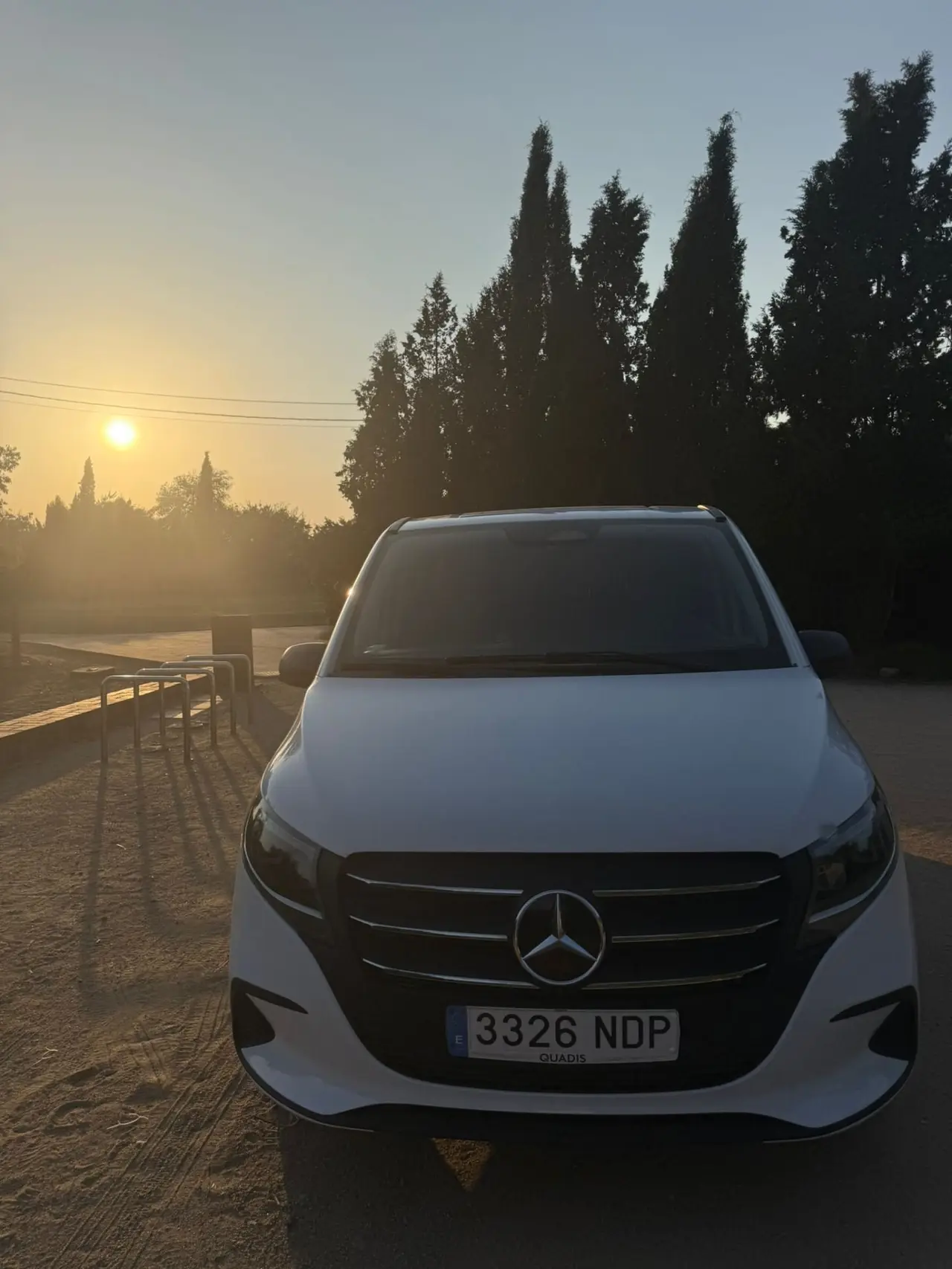 Frontal de la Mercedes Vito blanca al atardecer